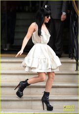 组图：Gaga毛球发饰蝴蝶结卖萌 频挤胸扮日本AV