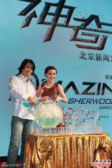 组图：郭采洁自诩球技好 穿性感短裙秀臂肌