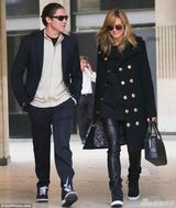 组图:40岁海蒂-克鲁姆搭27岁嫩草 牵手搭肩逛街