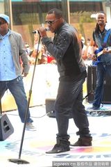 组图：惠特尼前夫鲍比-布朗热唱引围观