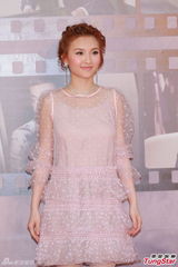 组图：林欣彤粉红薄纱短裙现身金像奖红毯