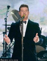 组图：罗宾-西克格莱美金曲连唱 兴奋起舞