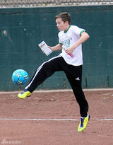 组图：贝克汉姆夫妇带儿子踢足球 场面温馨