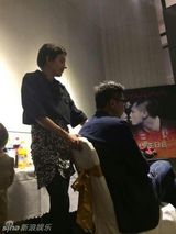 组图：刘烨生日发亲吻自己照 老婆子女齐献唱