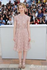 高清图：《无法安宁》发布会 米娅自带相机玩拍照