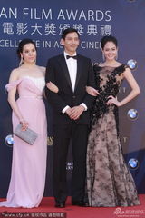 组图：汪诗诗表妹湛淇清红毯亮相粉裙美艳