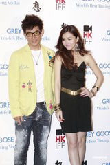 组图：黄秋生带儿子拍电影 杨千嬅力挺任贤齐