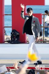 组图：BigbangTOP与金有贞亮相宣传《同窗生》