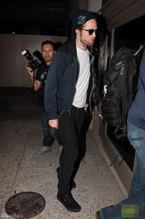 组图：罗伯特-帕丁森现身机场 黑超遮面无表情