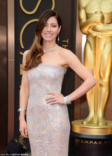 组图：杰西卡-贝尔白色亮片长裙知性优雅