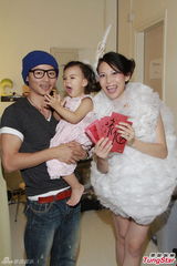 组图：蔡少芬挺大肚拍全家福 与爱女玩亲亲