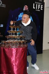 组图：陈奕迅台北火热开唱 台上大玩变装秀