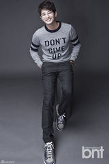 组图：朴施厚曝新年首批写真 休闲调皮抢眼球