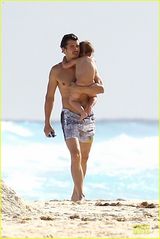 组图：布鲁姆半裸与儿玩 小弗林光光腚紧搂老爸