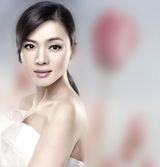 组图：陈思思台历写真 四季主题展多样风情