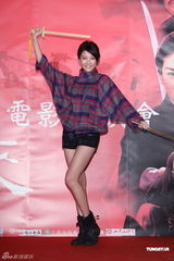 组图：陈嘉桓宣传新片《竞雄女侠》狼吻事件受关注