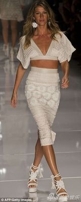 组图：辣妈邦辰深V装走秀露蛮腰 老公台下欣赏