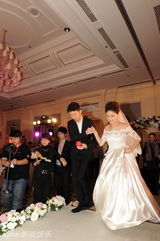 组图：胡可美艳亮相 新郎沙溢拿婚戒登舞台