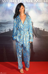 高清图：蕾哈娜连身装亮相《战舰》日本首映礼
