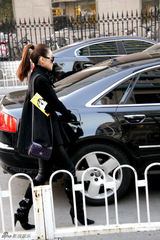 组图：林鹏剧组失意独自逛街扫货 见镜头花容失色