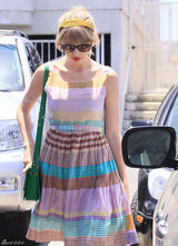 组图：泰勒-斯威夫特彩虹裙出街 红唇美肌玩转撞色