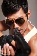 幻灯图：严宽写真凸显男性魅力 温柔与粗犷并存