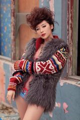 组图：赵子惠红发写真性感妖娆 大戏连播红运当头