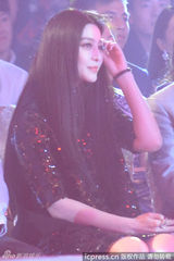 组图：范冰冰大方被中年男子轮番摸手耳语窥胸