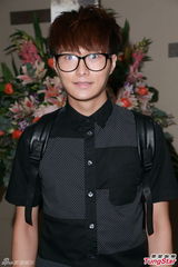 组图：钟嘉欣开唱似百变公主 郑欣宜等助阵