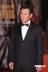 组图：金钟奖红毯寇世勋携儿子压轴亮相