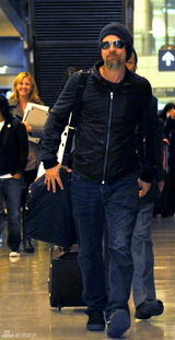 高清组图：布拉德-皮特现身东京 亲切笑容威力大