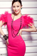 组图：石小群以“红”祝“红” 新写真光荣绽放