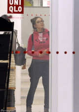 组图：张雨绮与友逛商场 精挑细选露主妇范儿