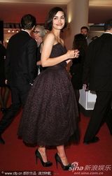 高清：《无果之路》首映女主演秀蕾丝裙 蜜挽男搭档