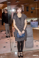 周慧敏自言有不少同志朋友 赌王四太送何超盈首饰