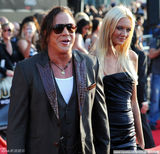 高清组图：《钢铁侠2》首映 唐尼献吻帕特洛