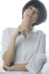 组图：李媛最新写真曝光 利落白衬衫演绎都市新女性