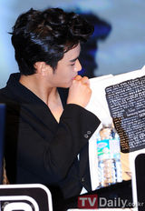 组图：金秀炫出席粉丝见面会展现亲和力