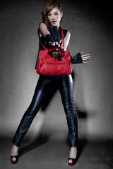 组图：应采儿拍大片玩双生 别出心裁展现互动趣味