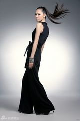 组图：张乃鸥性感时尚写真中性狂野