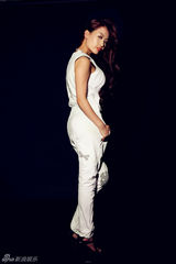 组图：孙敬媛白色休闲装秀性感身材