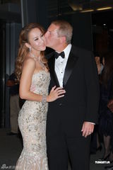 组图：李玟着鱼尾礼服亮相 大方与丈夫亲吻拍照