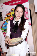 幻灯：许慧欣化身厨娘秀厨艺 学做甜点给失亲儿