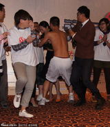 组图：韩雪遭半裸男猛扑 被吓花容失色脸色惨白