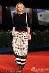 组图：《断开》首映 超模莉丽水墨短裙显个性