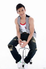 幻灯图：叶项明夏日酷帅写真 绽放阳光笑容