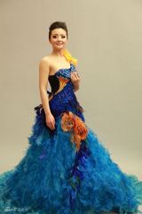 组图：孙茜出席时尚盛典 蓝色优雅羽翼长裙艳压群芳