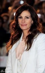 组图：朱莉娅-罗伯茨伦敦宣传新片 白色西装干练简洁