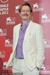 组图：《锅匠裁缝士兵间谍》发布 影帝费尔斯受瞩目