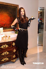 组图：周汶锜强调感情专一 对香水情有独钟 